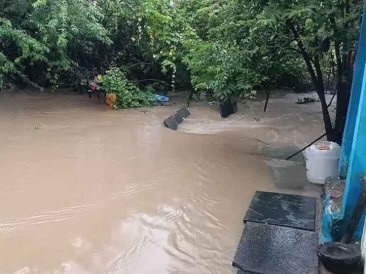కుండపోత వర్షం.. మునిగిన ఇళ్లు, నిలచిన రాకపోకలు