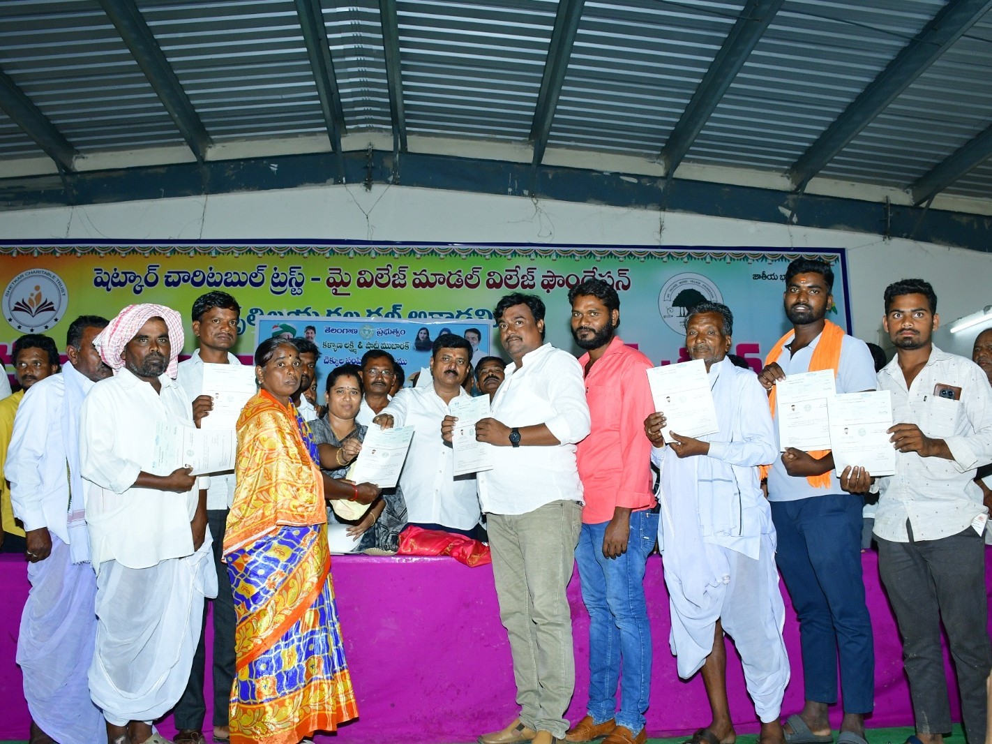 7 మంది లబ్ధిదారులకు చెక్కులు పంపిణీ