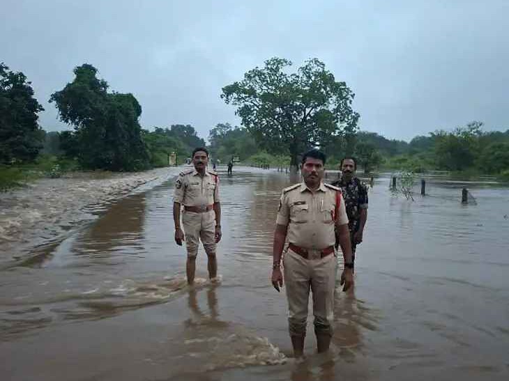 పొంగి ప్రవహిస్తున్న సిద్దాపురం చెరువు