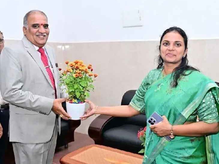 హైకోర్టు జడ్జిలకు స్వాగతం పలికిన కలెక్టర్