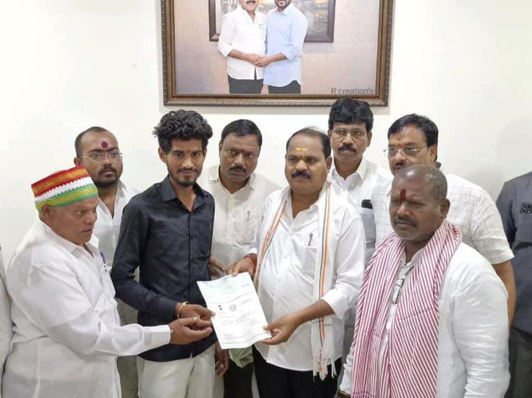సీఎంఆర్ఎఫ్ చెక్కులను అందించిన ఎమ్మెల్యే