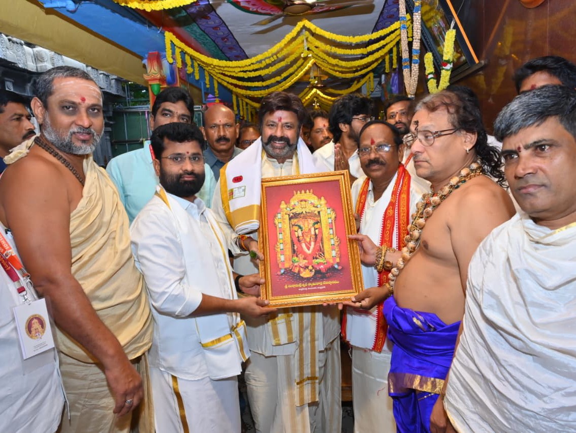 కనకదుర్గమ్మను దర్శించుకున్న బాలకృష్ణ