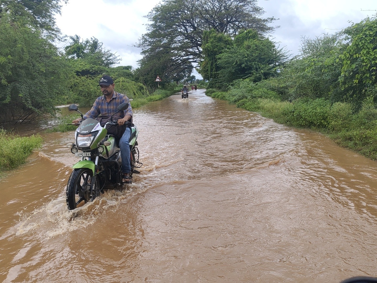 కుదిపేసిన వర్షాలు.. అస్తవ్యస్తంగా రహదారులు
