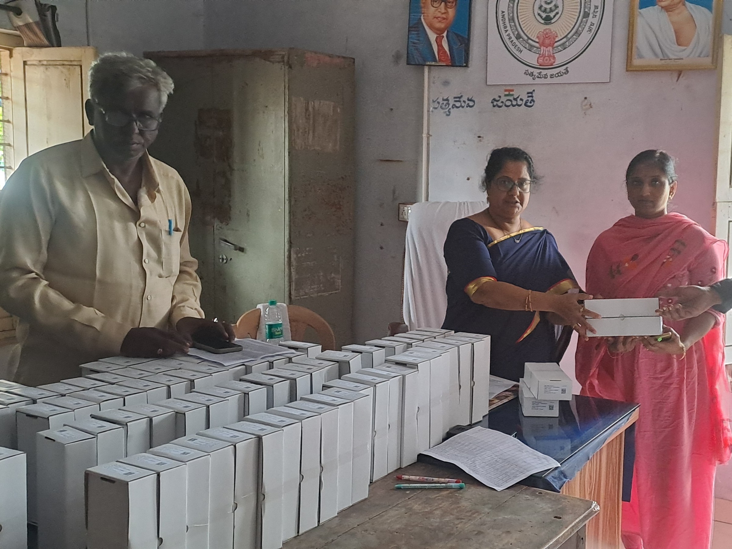 సచివాలయ ఉద్యోగులకు స్మార్ట్ కార్డులు పంపిణీ