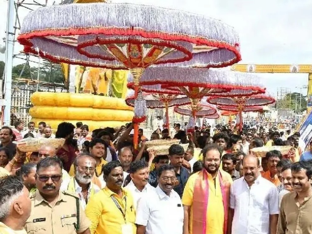 గరుడ సేవ కోసం తిరుమల చేరిన గొడుగులు