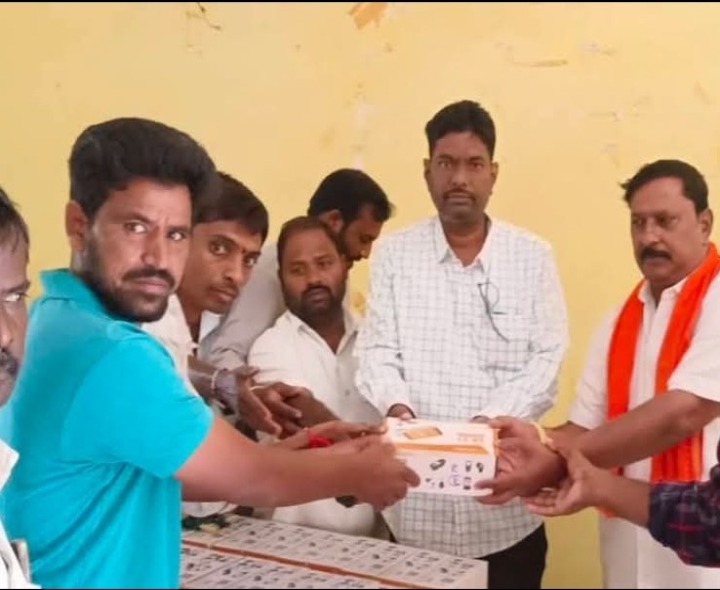 రేషన్ డీలర్లకు కొత్త ఈ పాస్ మిషన్‌లు పంపిణీ: తహశీల్దార్