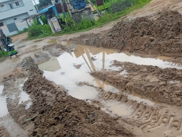 MPDO కార్యాలయానికి వెళ్లే మార్గంలో రోడ్డుపై భారీ గుంత