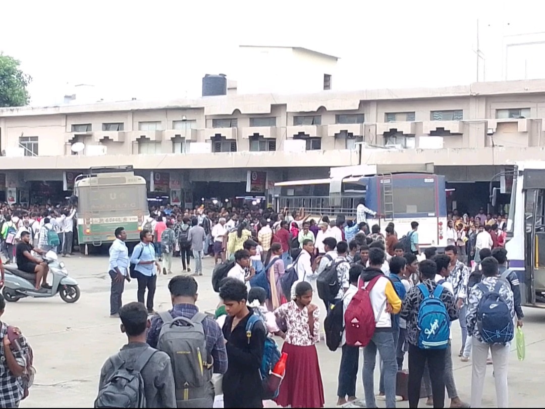 కిక్కిరిసిన ఒంగోలు ఆర్టీసీ బస్టాండ్