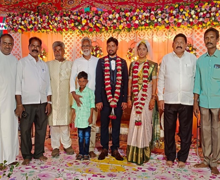 నూతన వధూవరులను ఆశీర్వదించిన : మాజీ ఎమ్మెల్యే