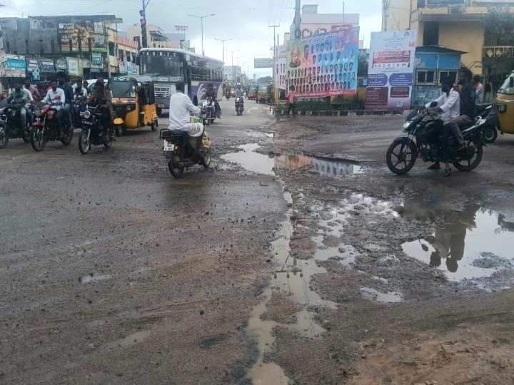 అంబేద్కర్ చౌరస్తా వద్ద గుంతల రాజ్యం