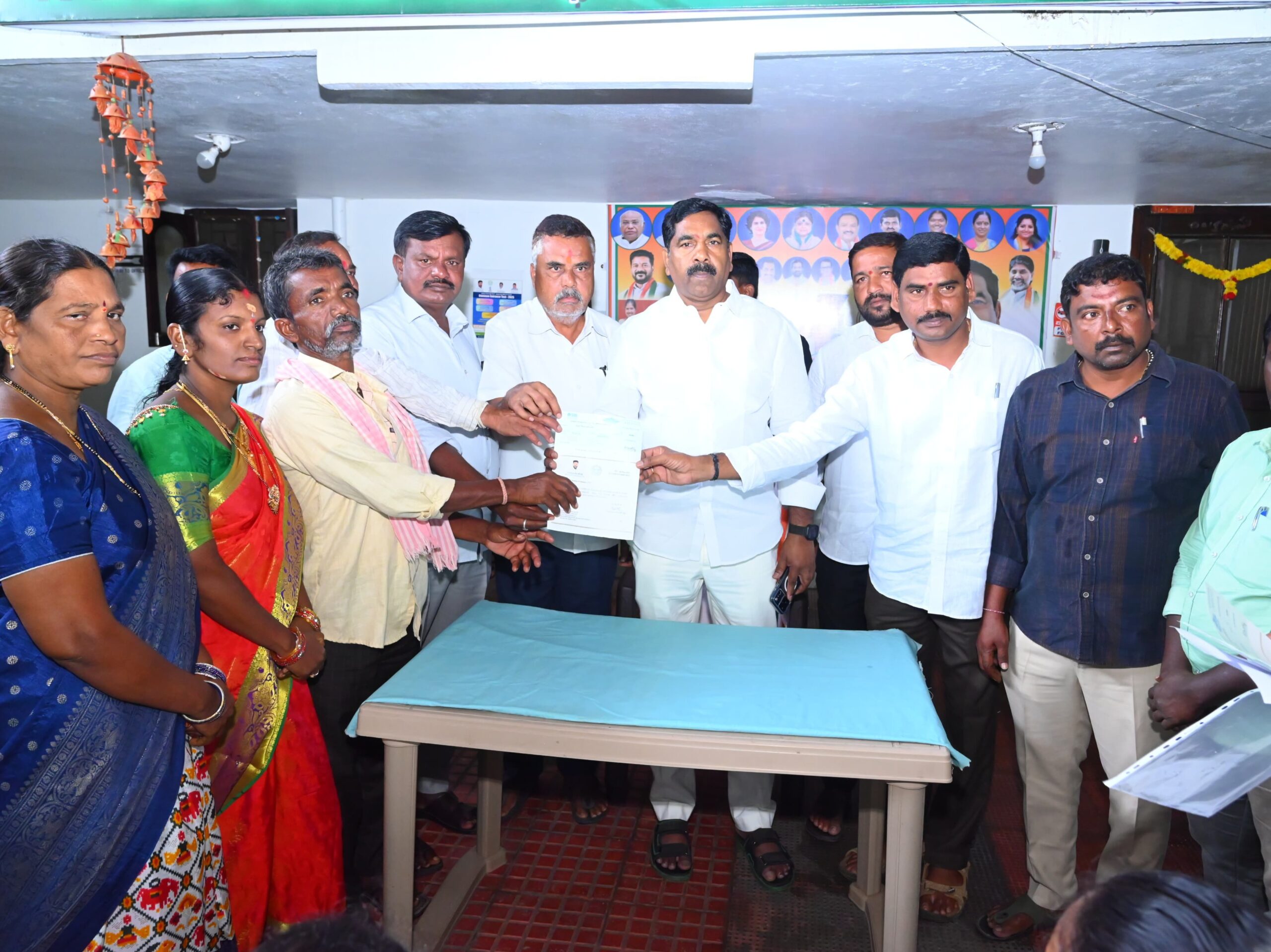 కళ్యాణలక్ష్మి చెక్కులు పంపిణీ చేసిన ఎమ్మెల్యే