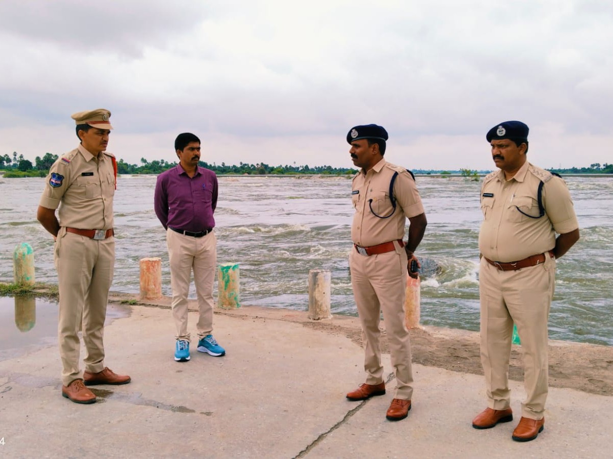 మూసి వాగును పరిశీలించిన ఎస్పీ