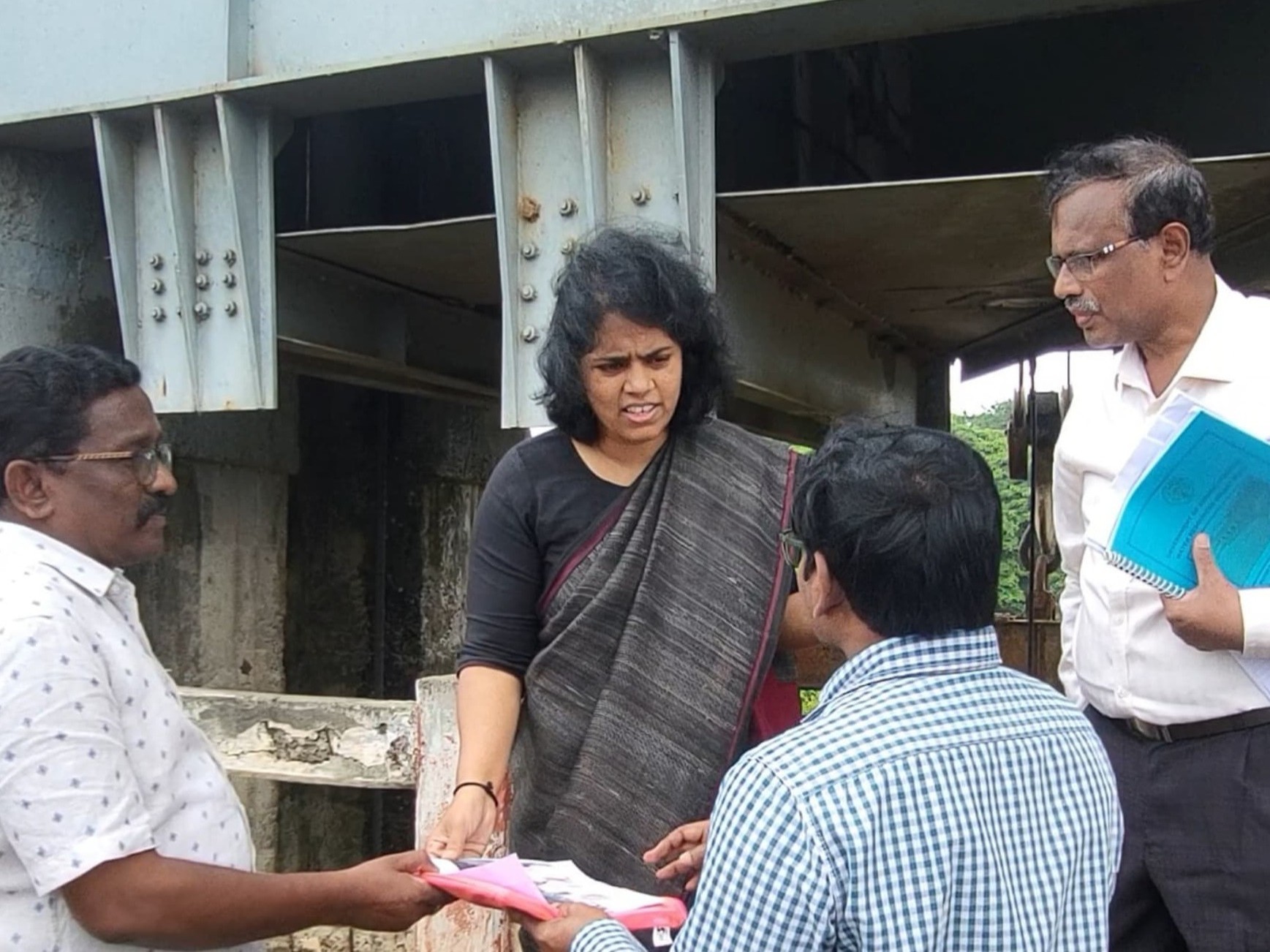 బ్యారేజ్‌ను పరిశీలించిన కలెక్టర్