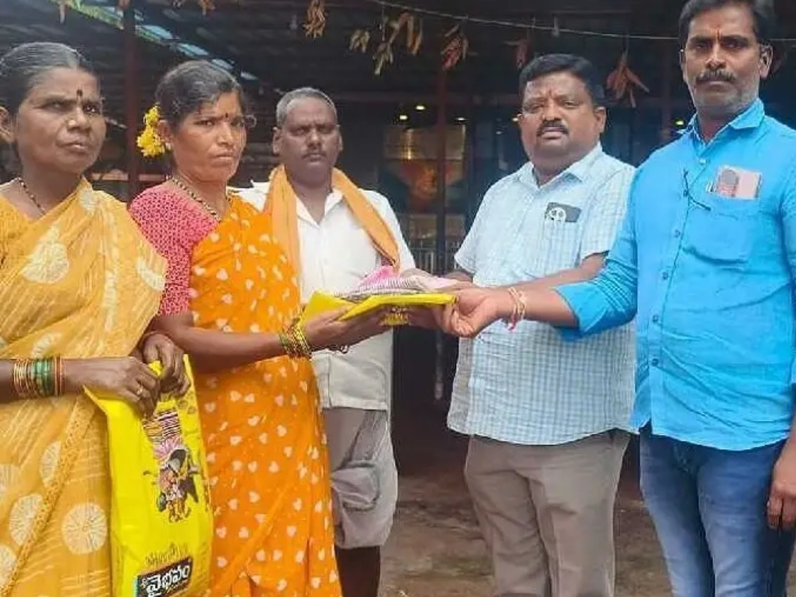 పెద్దగుండవెల్లిలో కార్మికులకు దుస్తులు పంపిణీ