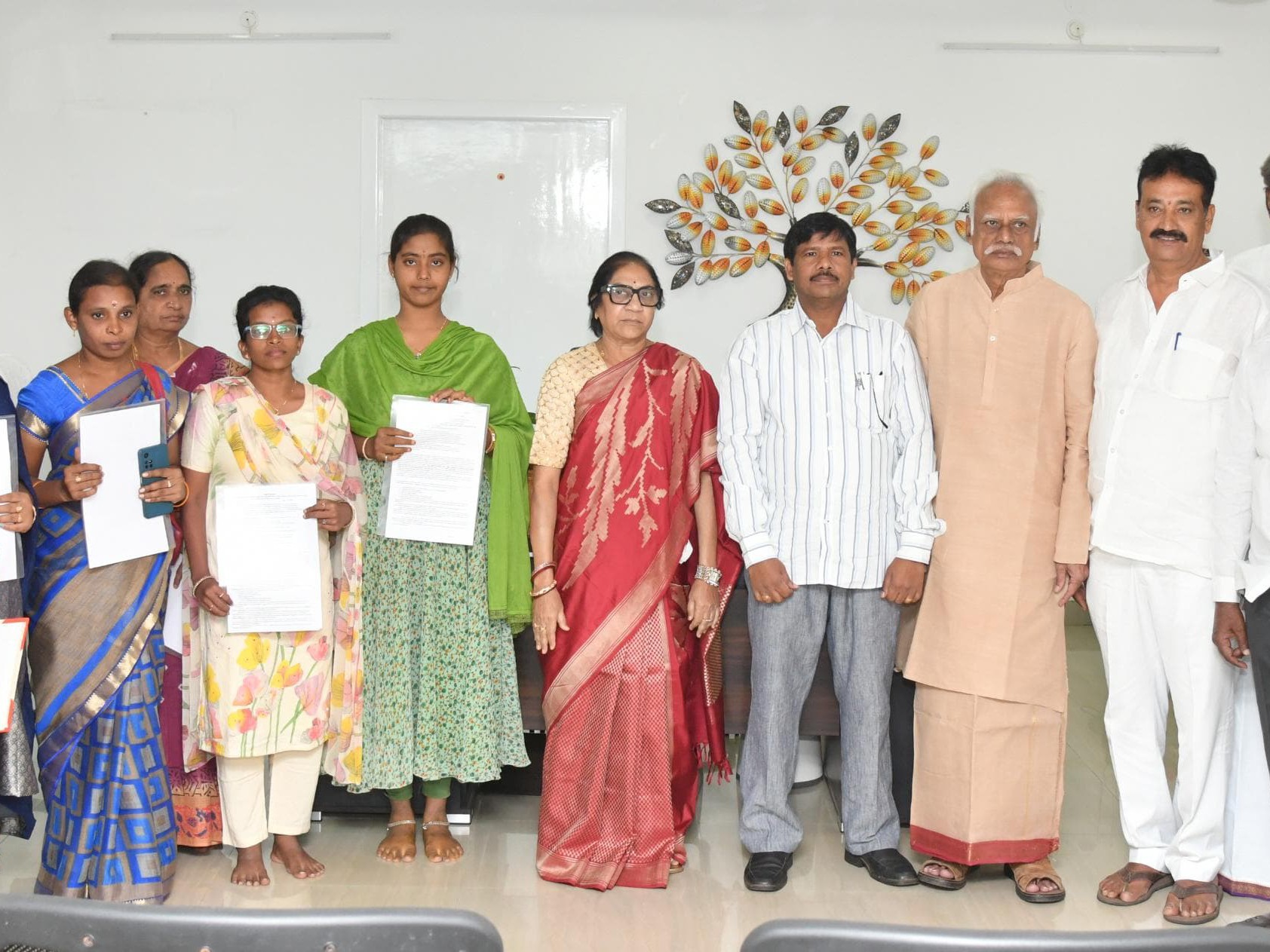 కారుణ్య నియామక పత్రాలు అందజేత