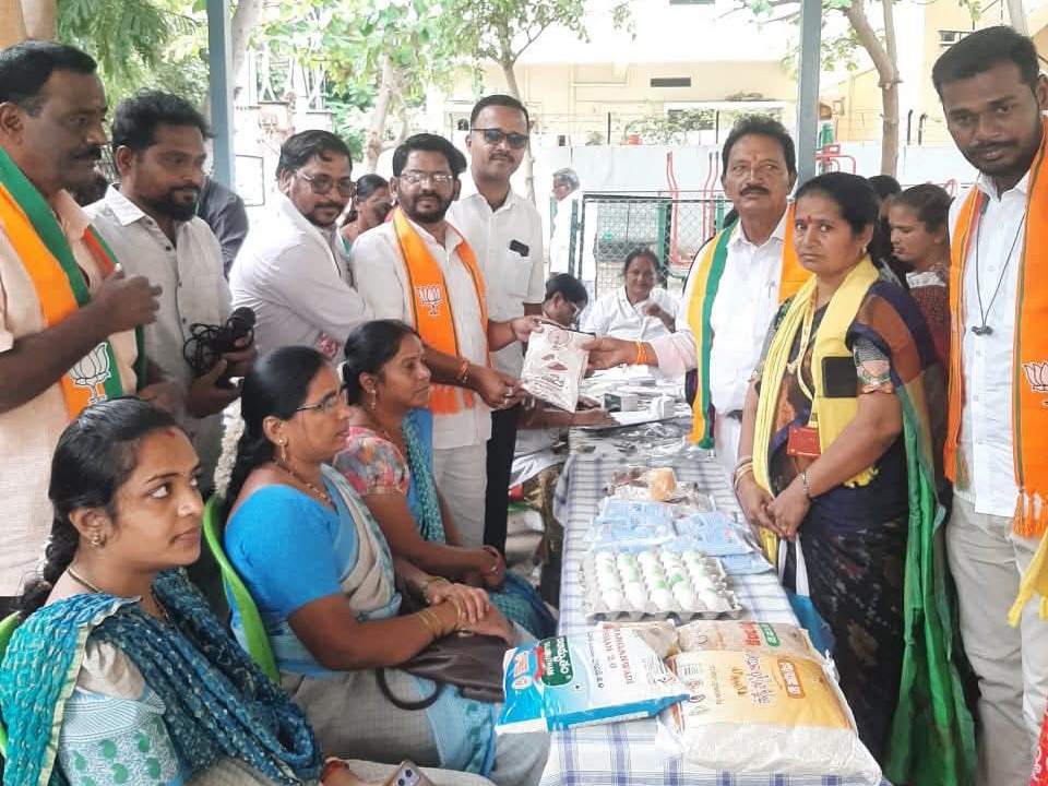 అనంతపురంలో మహిళలకు వైద్య పరీక్షలు
