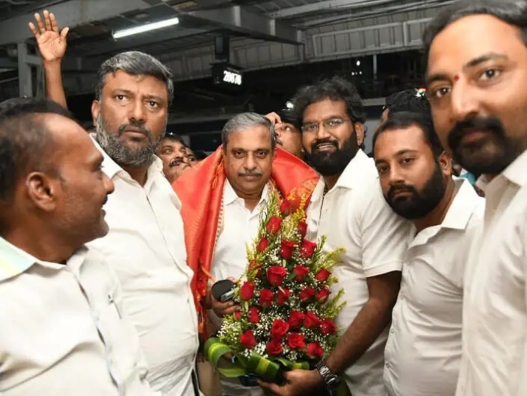 రేణిగుంట రైల్వేస్టేషన్‌లో సజ్జల రామకృష్ణారెడ్డి