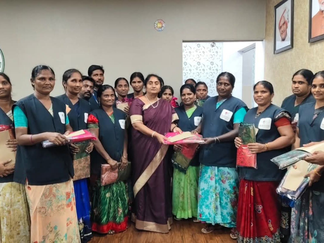 మహిళలకు చీరలు పంపిణీ చేసిన మంత్రి సవిత