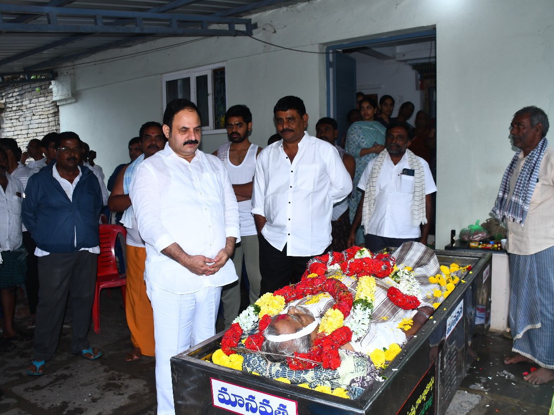 రేవనూరులో పర్యటించిన మాజీ ఎమ్మెల్యే