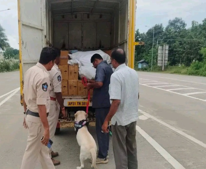 పోలీస్ డాగ్‌ స్క్వాడ్‌తో విస్తృత తనిఖీలు: ఎస్సై
