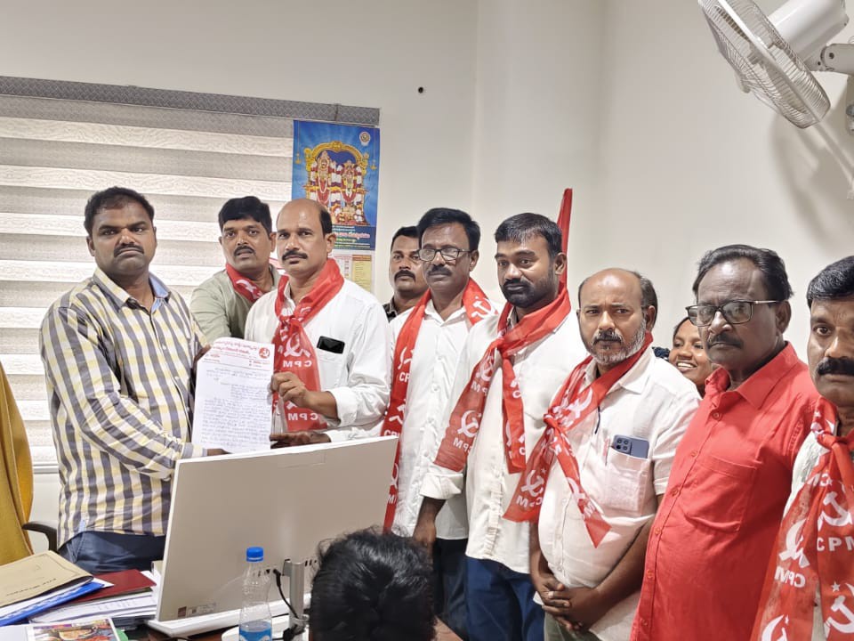 ‘మున్సిపల్ క్వార్టర్స్ నోటీసులను వెనక్కి తీసుకోవాలి’