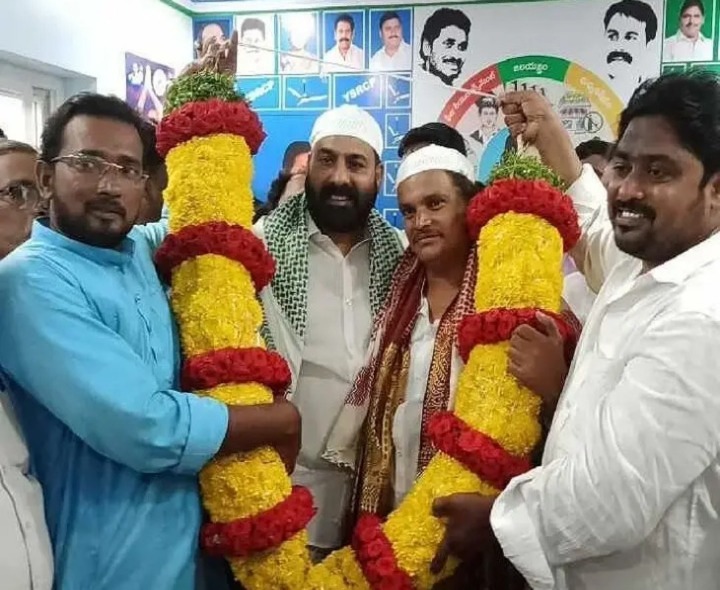 తెనాలి మాజీ ఎమ్మెల్యేని కలిసిన మైనార్టీ నాయకులు