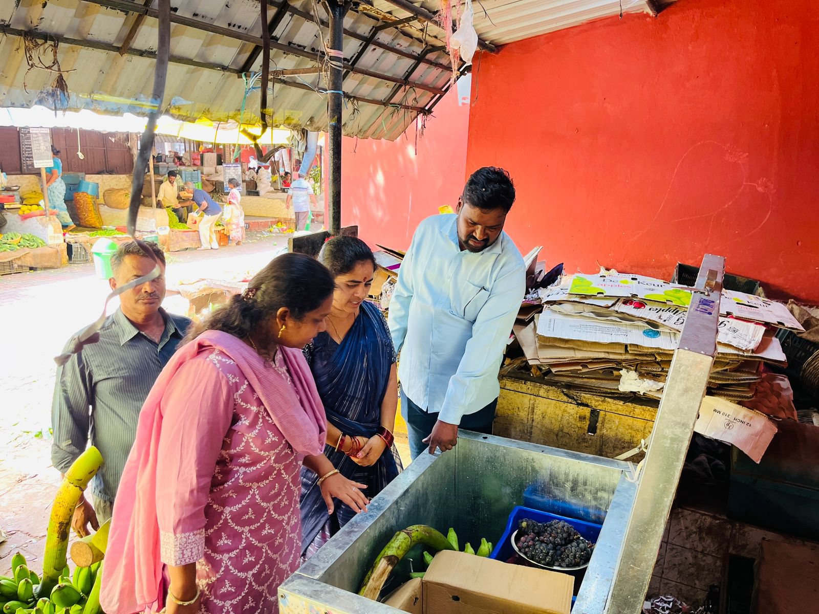 రైతు బజార్‌లో సబ్జీ కూలర్ల పరిశీలన
