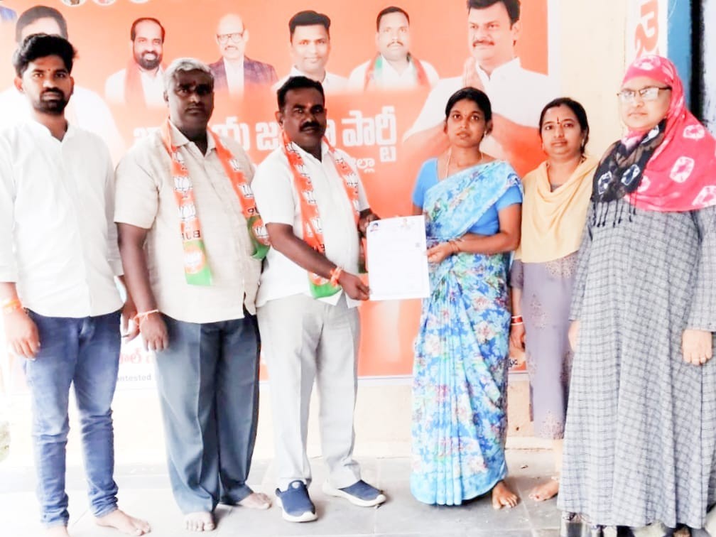 కోడుమూరులో పింఛన్ దరఖాస్తుల స్వీకరణ
