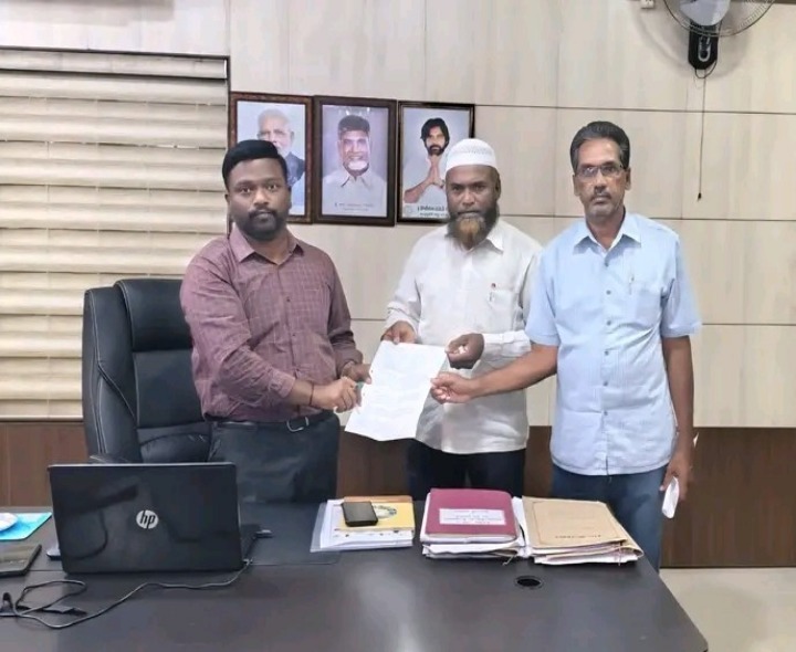 ఫ్లెక్సీలను తొలగించాలని కమిషనర్‌కు వినతి