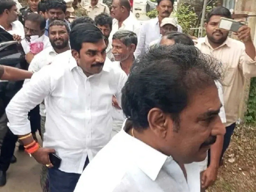 కొనసాగుతున్న పిన్నెల్లి సోదరుల విచారణ