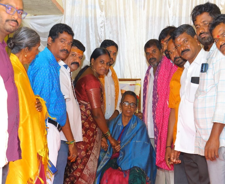వృద్ధ చేనేత కార్మికులకు సన్మానం