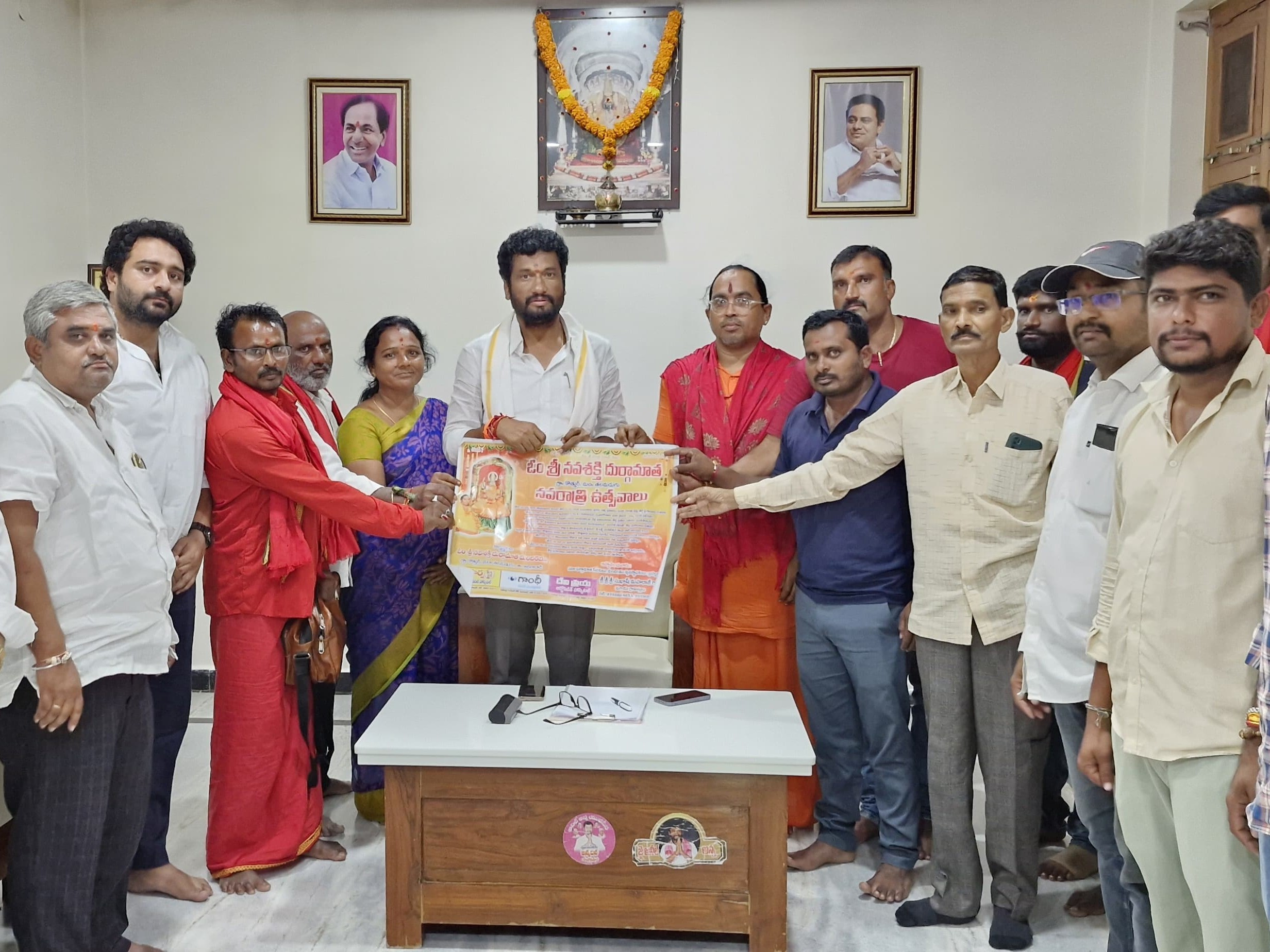 ‘MLAను కలిసిన కొత్తూరు గ్రామస్థులు’