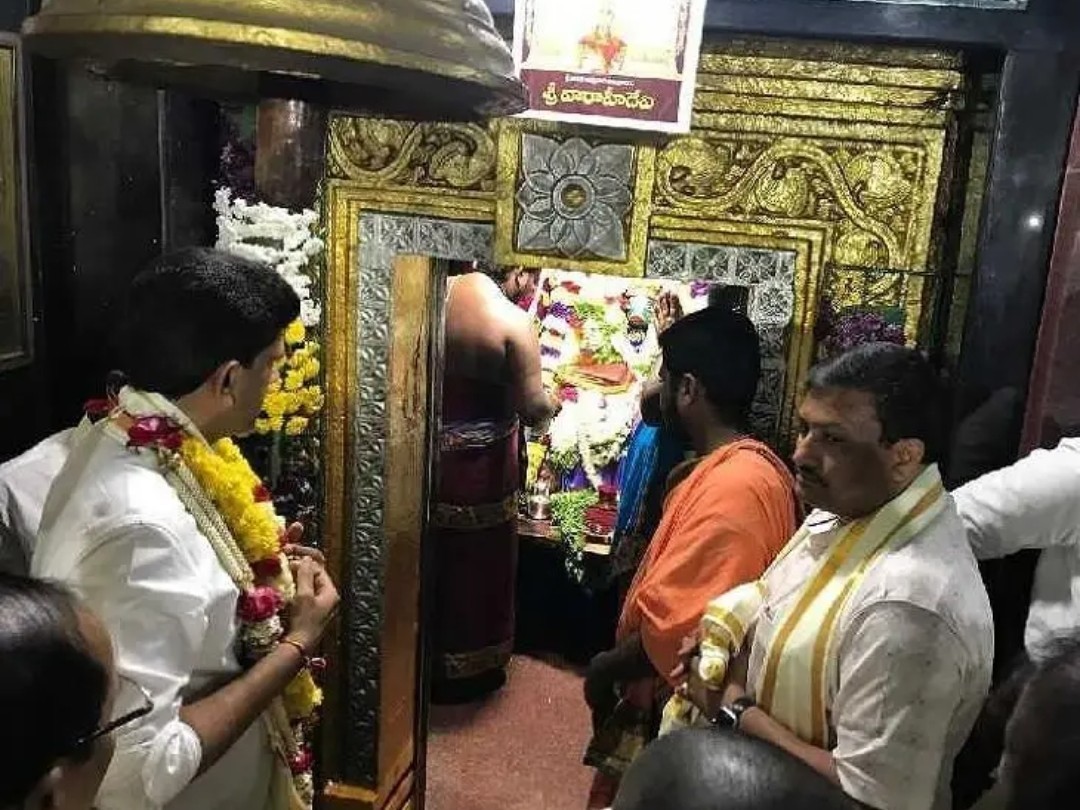 వాసవి అమ్మవారిని దర్శించుకున్నపెమ్మసాని