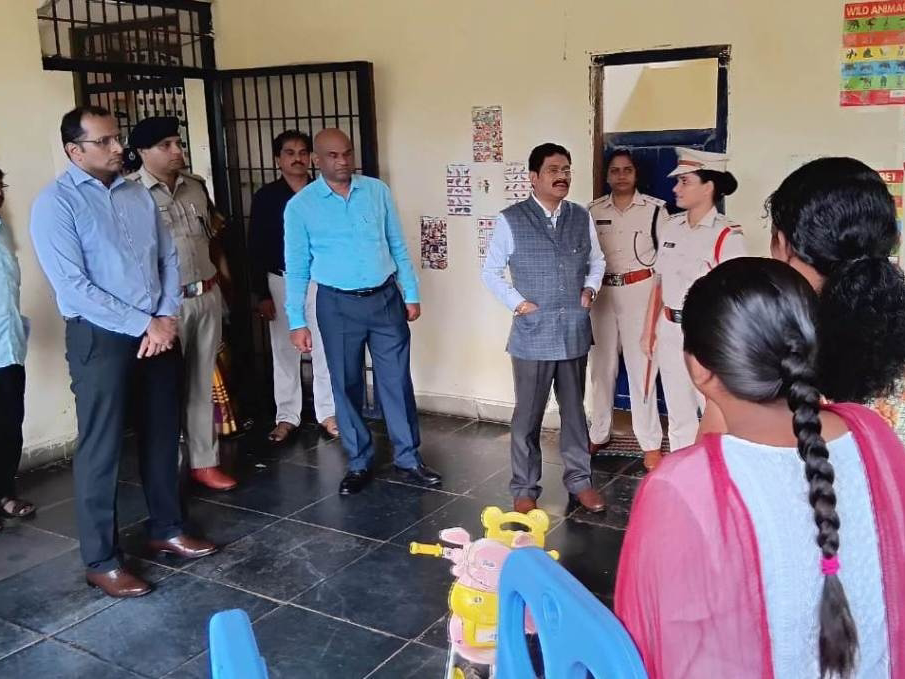 విశాఖ జైలులో బిఓబీ బృందం తనిఖీ