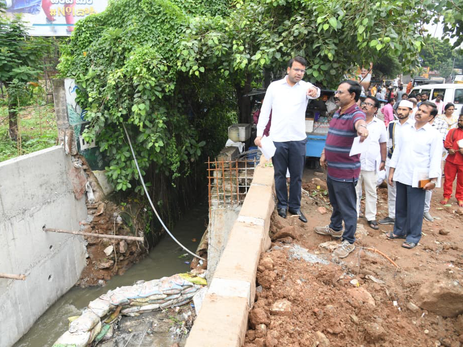 ‘కాలువల నిర్మాణం వెంటనే చేపట్టాలి’