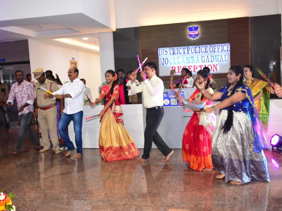 బతుకమ్మ వేడుకల్లో కోలాటం ఆడిన ఎస్పీ