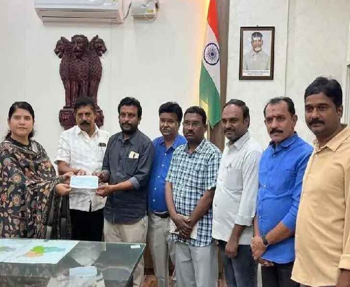 క్రీడా సామగ్రి కోసం నిధులు అందజేత