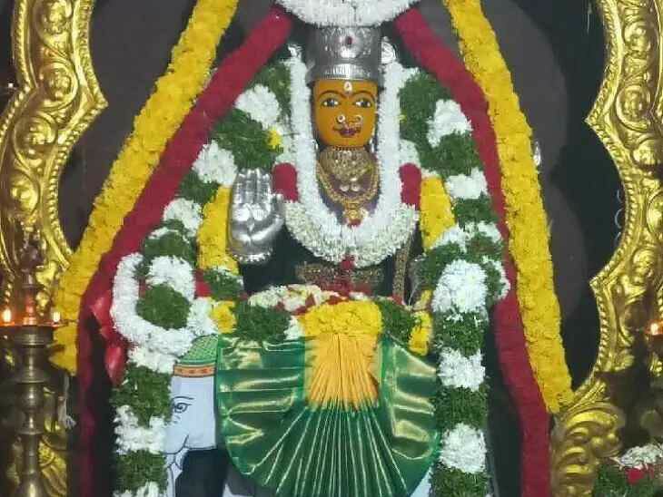 ఇంద్రాణీ అలంకరణలో అమ్మవారు