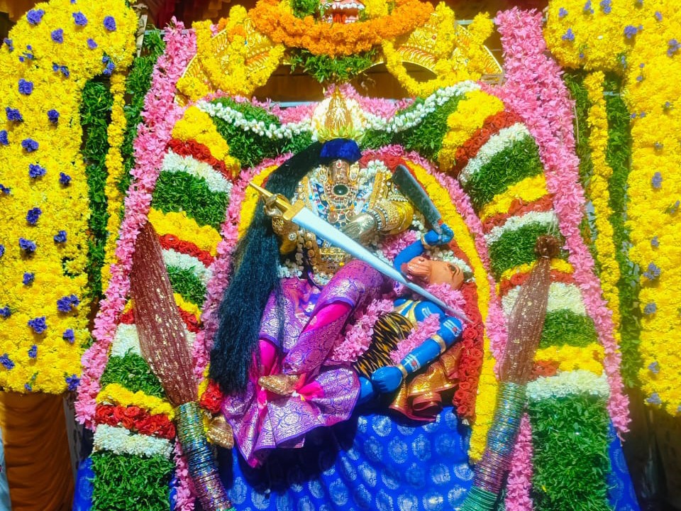 శ్రీ భండాసుర వధ అలంకారంలో దర్శనమిచ్చిన అమ్మవారు