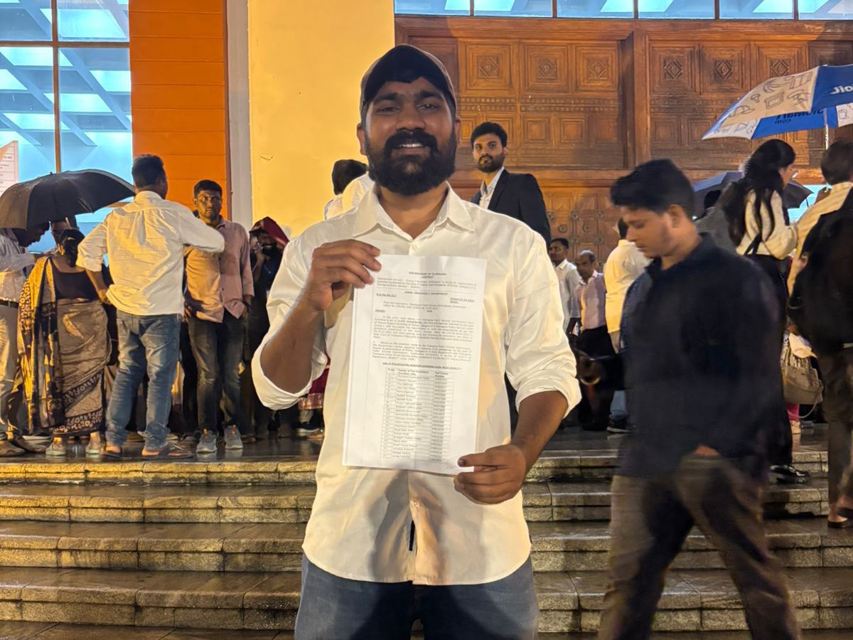 డీఎస్పీగా అనిల్‌కు నియామక పత్రం అందజేత