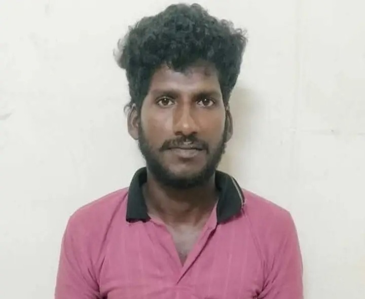 వాహన తనిఖీల్లో 16 నాటు బాంబులు సీజ్