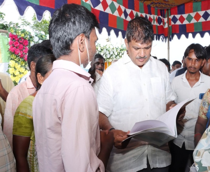 అభయ చెక్కులు పంపిణీ చేసిన ధూళిపాళ్ల