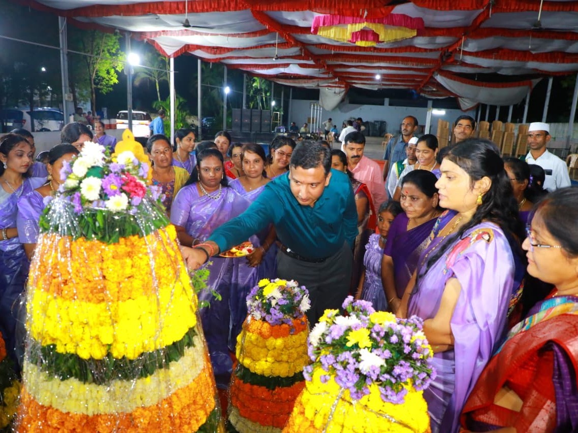 బతుకమ్మ వేడుకల్లో పాల్గొన్న కలెక్టర్ రాజర్షి షా