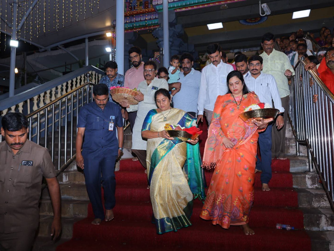 దుర్గమ్మకు పట్టు వస్త్రాలు సమర్పించిన మంత్రి