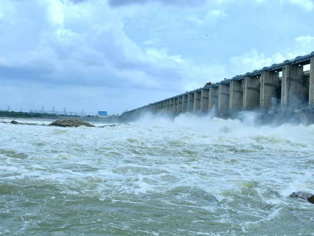 జూరాలకు భారీ వరద.. 39 గేట్లు ఎత్తివేత