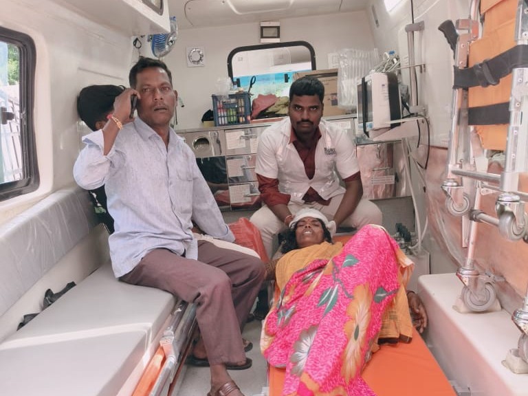 ద్విచక్ర వాహనంపై నుంచి కింద పడి మహిళకు గాయాలు