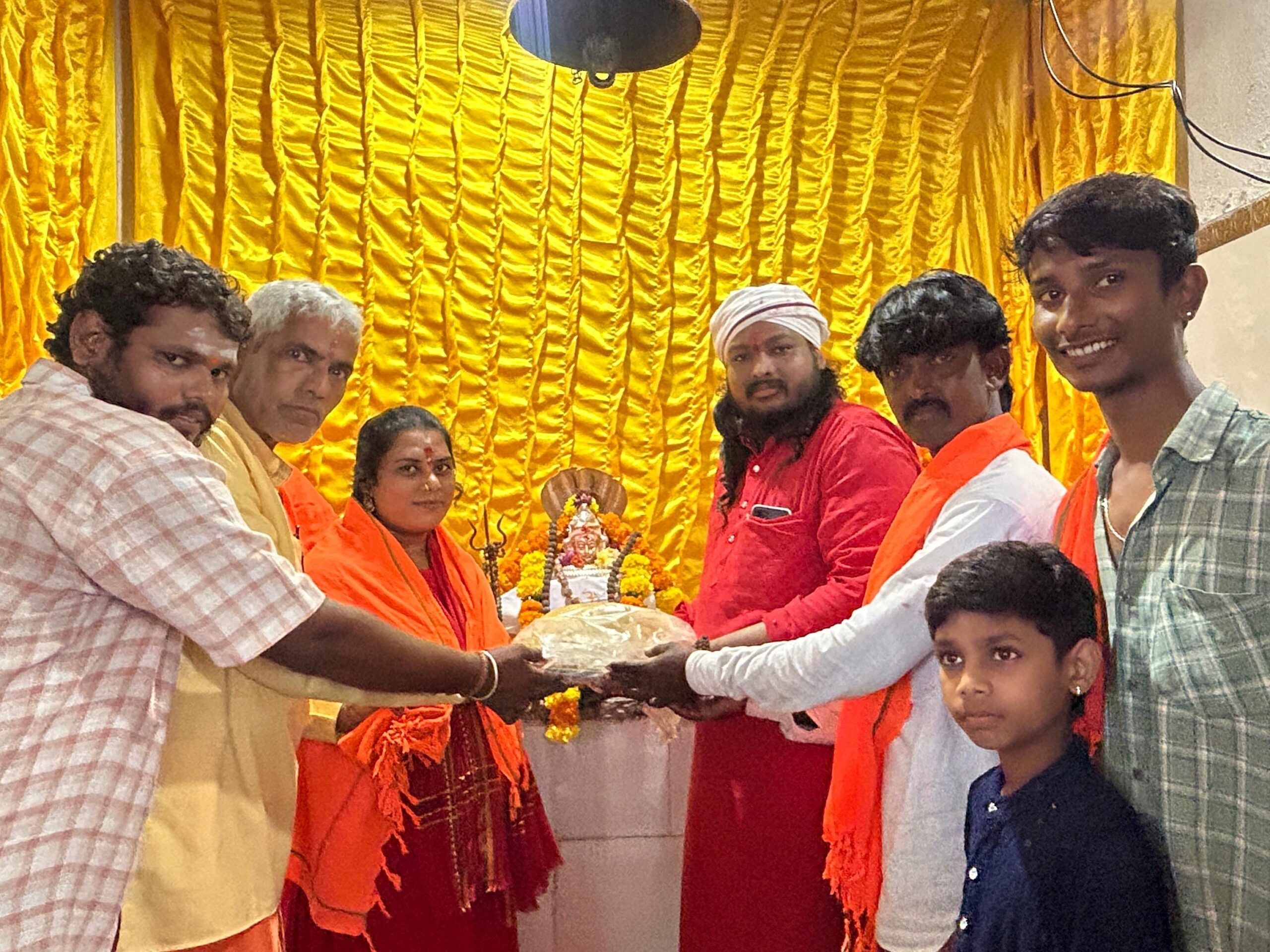 రూ.42,000వేలు పలికిన మహాదేవుని లడ్డు