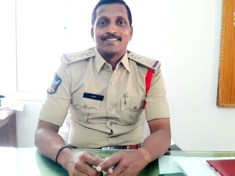 పండగకు వెళ్లే ప్రజలు జాగ్రత్తగా ఉండాలి: CI