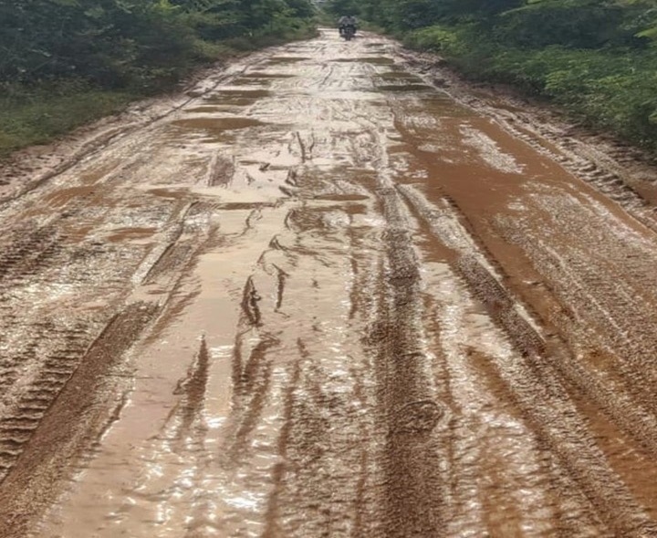 ‘రోడ్డంతా బురదమయం’