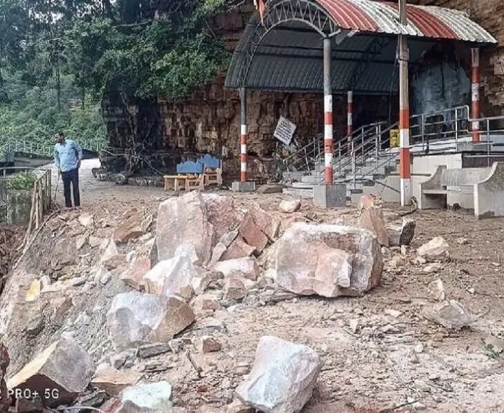 ఉమామహేశ్వరంలో విరిగిపడ్డ కొండ చరియలు